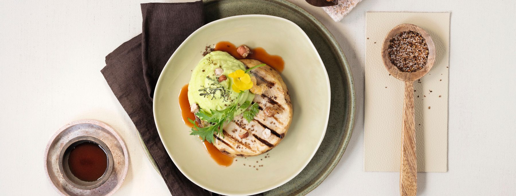 Gegrilltes Sellerie‑Steak mit Wiesenkräutern und karamellisierten Nüssen, verfeinert mit WIBERG Rauchsalz‑Mix – pflanzenbasiertes Profi‑Rezept mit aromatischer Grillnote.