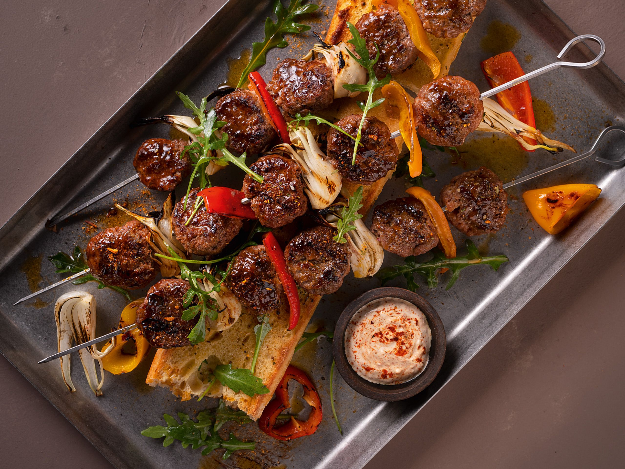 Gegrillte Fleischspieße mit Gemüse und Dip auf einem Blech – professionelle Grillküche zur Grillsaison, inszeniert für Profiköche von WIBERG.
