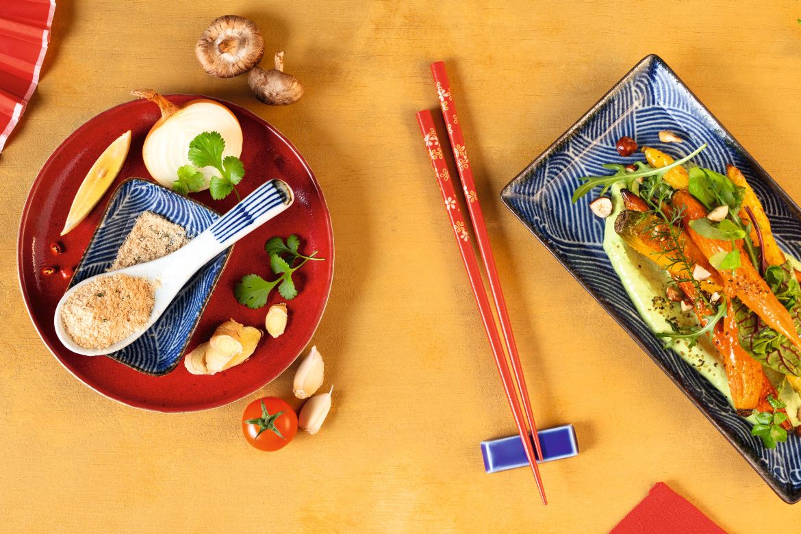 Asiatisch dekorierter Tisch mit Keramiklöffel mit  WIBERG Miso-Suppe als Pulver und Teller mit Misokarotten für kreative Profiküche.