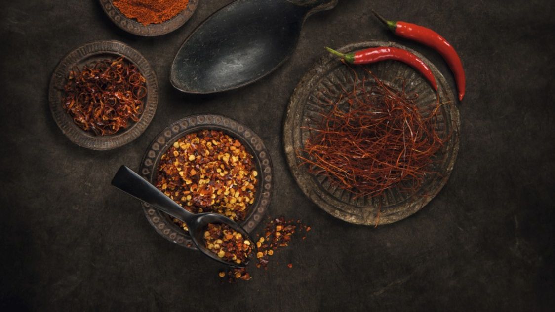Chilipulver, Chiliflocken, getrocknete Chilifäden und rote Chilischoten