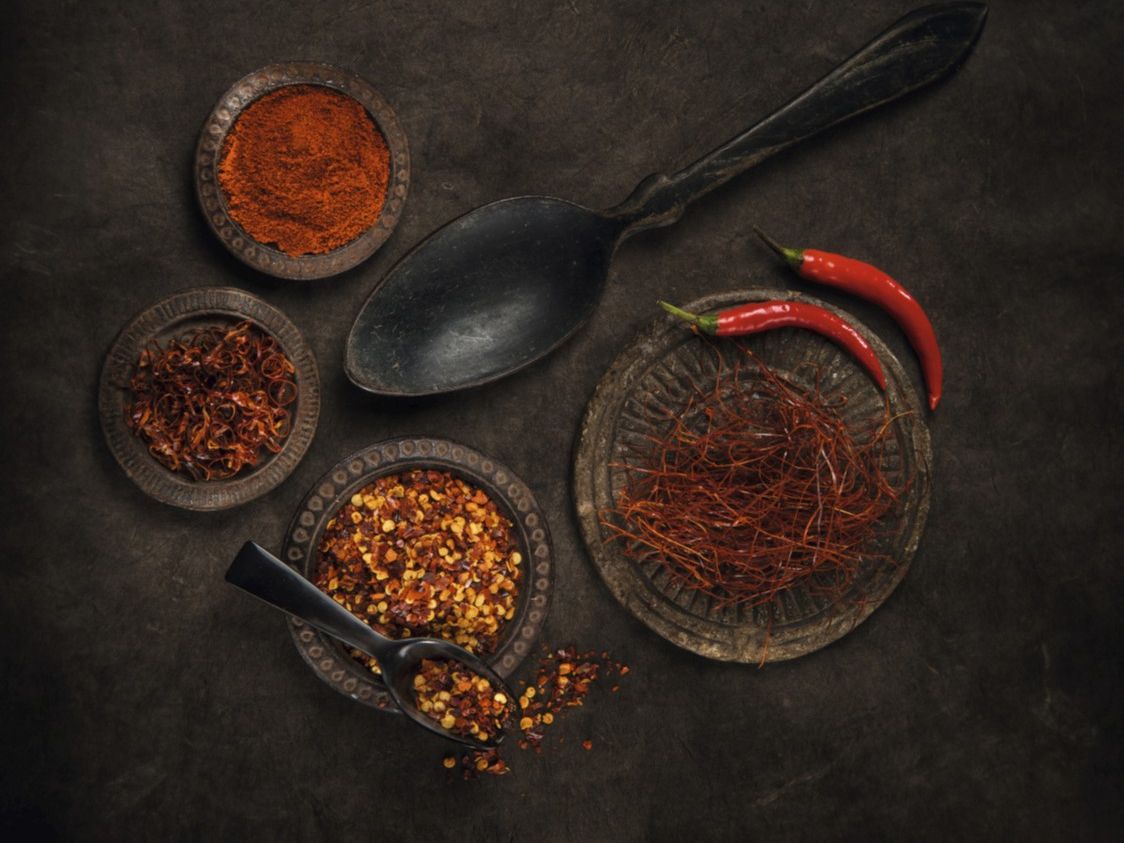 Chilipulver, Chiliflocken, getrocknete Chilifäden und rote Chilischoten
