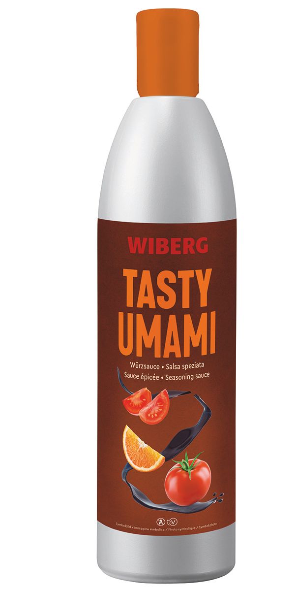 WIBERG Tasty Umami Würzsauce in silberner Squeeze Flasche mit modernem dunkelorangem Etikett für Front Cooking Anwendungen; licht- und aromaschützende hochwertige Verpackung mit angenehmer Haptik sowie sicherem Handling; Produktabbildung auf weißem Hintergrund.
