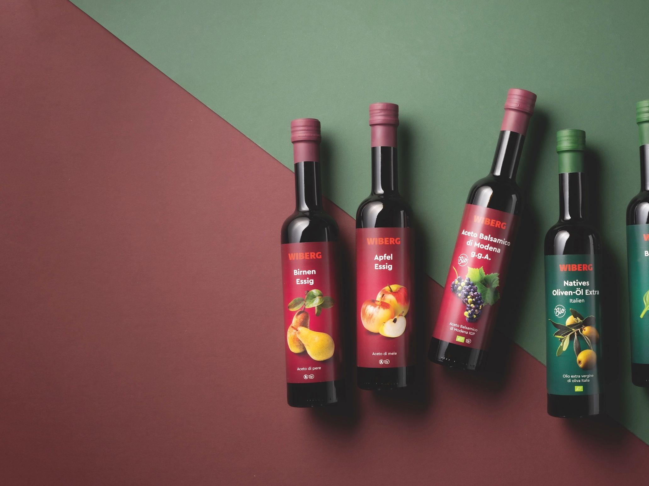 WIBERG Premium‑Essige und Öle mit neuem Etikettendesign auf zweifarbigem Hintergrund.
