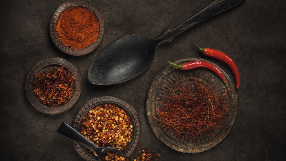 Chilipulver, Chiliflocken, getrocknete Chilifäden und rote Chilischoten