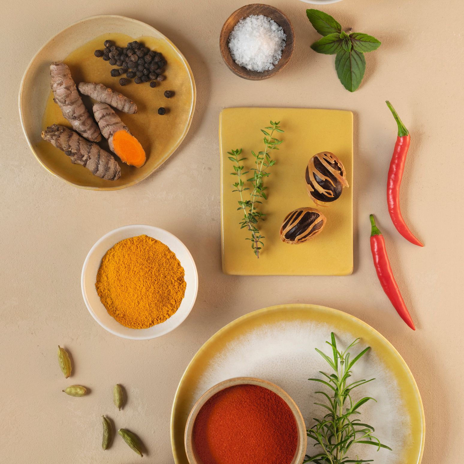 WIBERG Kräuter, Gewürze und Salz auf hellbraunem Hintergrund von oben