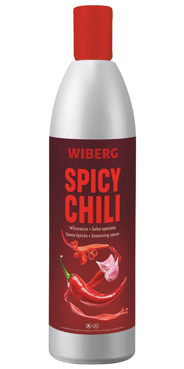WIBERG Spicy Chili Würzsauce in silberner Squeeze‑Flasche mit modernem dunkelrotem Etikett für Front‑Cooking‑Anwendungen; licht- und aromaschützende hochwertige Verpackung mit angenehmer Haptik sowie sicherem Handling; Produktabbildung auf weißem Hintergrund.