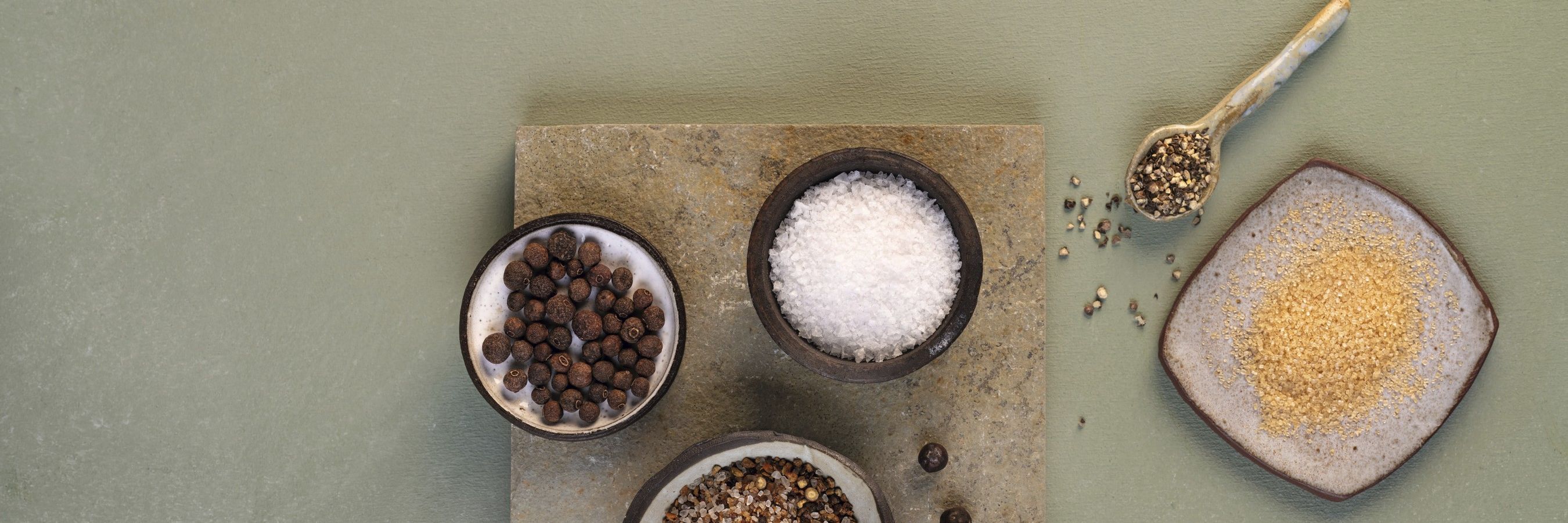 Querformat-Symbolbild mit WIBERG Rauchsalz-Mix in kleinen Schüsseln – Mischung aus geräuchertem Meersalz, Rohrohrzucker, Pfeffer, Piment und Wacholder für professionelle Küche.