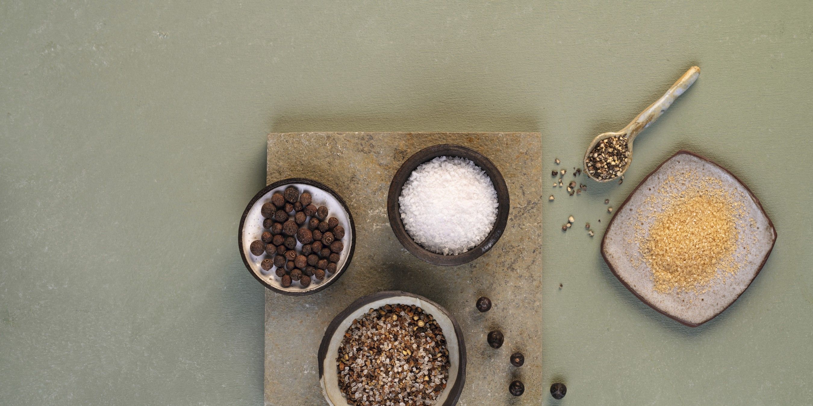 Querformat-Symbolbild mit WIBERG Rauchsalz-Mix in kleinen Schüsseln – Mischung aus geräuchertem Meersalz, Rohrohrzucker, Pfeffer, Piment und Wacholder für professionelle Küche.