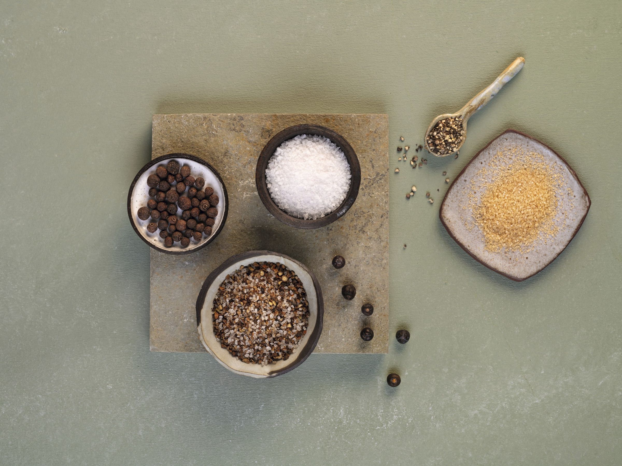 Querformat-Symbolbild mit WIBERG Rauchsalz-Mix in kleinen Schüsseln – Mischung aus geräuchertem Meersalz, Rohrohrzucker, Pfeffer, Piment und Wacholder für professionelle Küche.