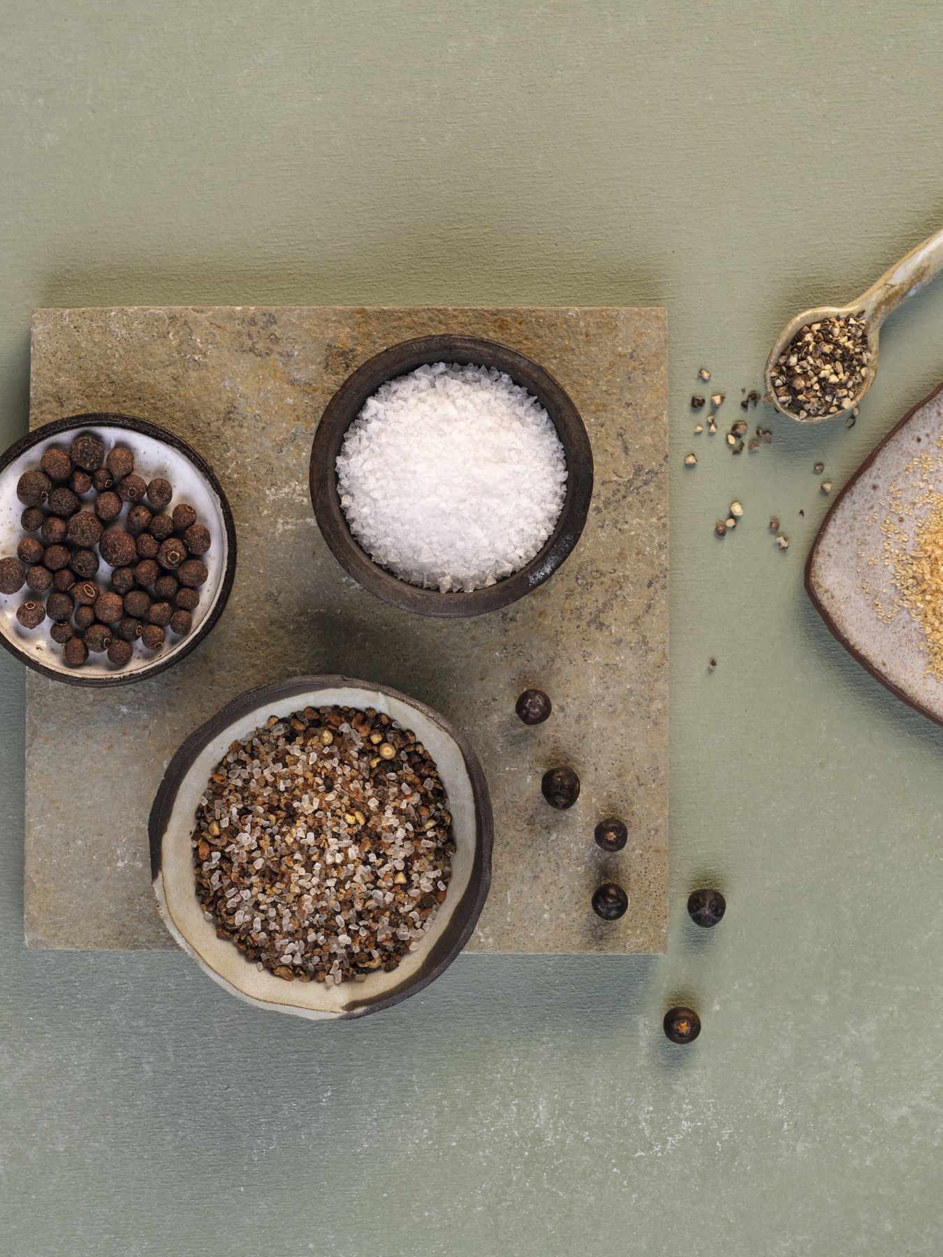 Querformat-Symbolbild mit WIBERG Rauchsalz-Mix in kleinen Schüsseln – Mischung aus geräuchertem Meersalz, Rohrohrzucker, Pfeffer, Piment und Wacholder für professionelle Küche.