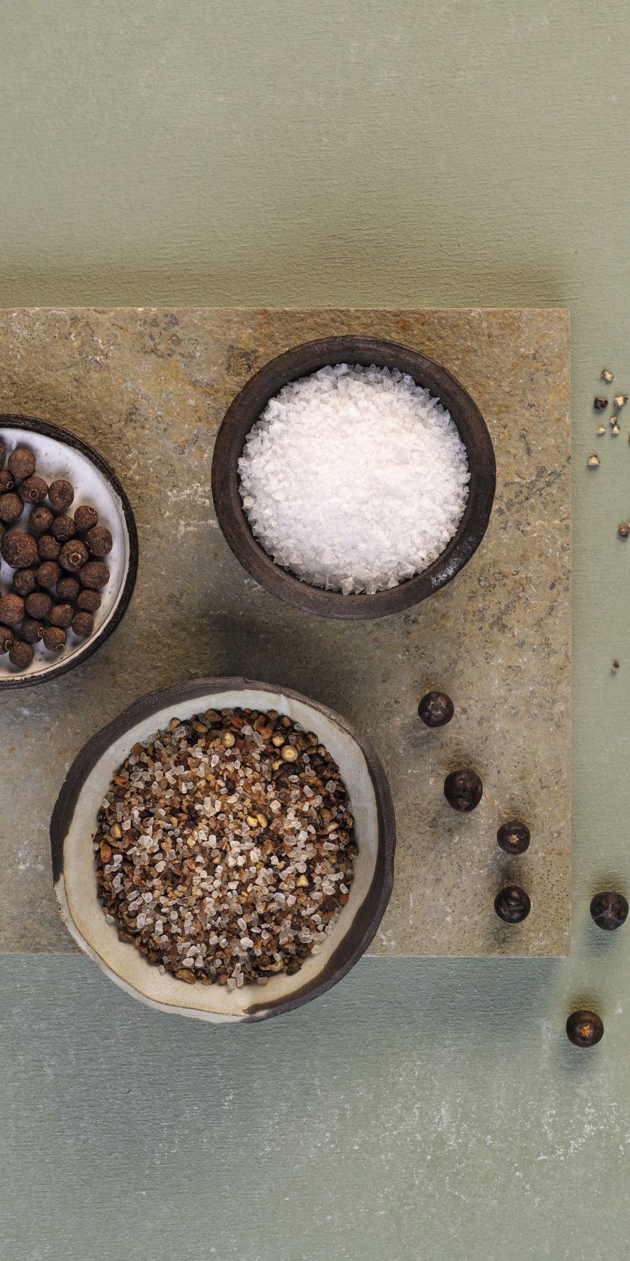 Querformat-Symbolbild mit WIBERG Rauchsalz-Mix in kleinen Schüsseln – Mischung aus geräuchertem Meersalz, Rohrohrzucker, Pfeffer, Piment und Wacholder für professionelle Küche.