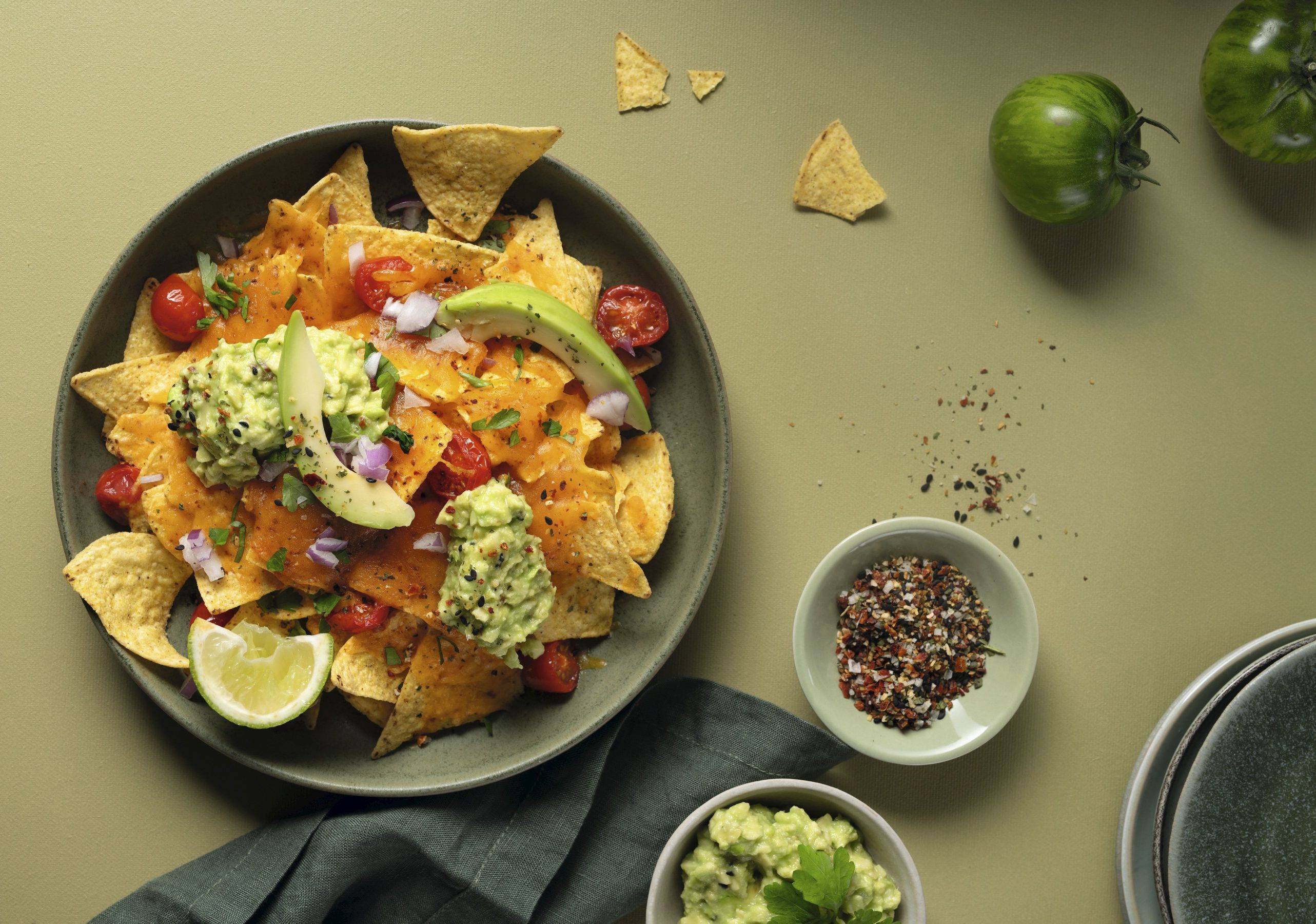 Sommerliche Bowl mit Nachos, Käse, Guacamole und frischen Zutaten – bestreut mit WIBERG Avocado & Bowl Würzmischung für fruchtig‑frischen Geschmack.