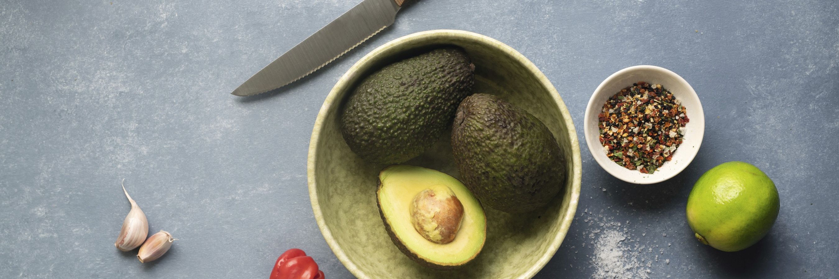 WIBERG Avocado & Bowl Würzmischung – farbenfrohe Gewürzmischung im Food Setting mit Avocado, Limette, Knoblauch und Tomate.