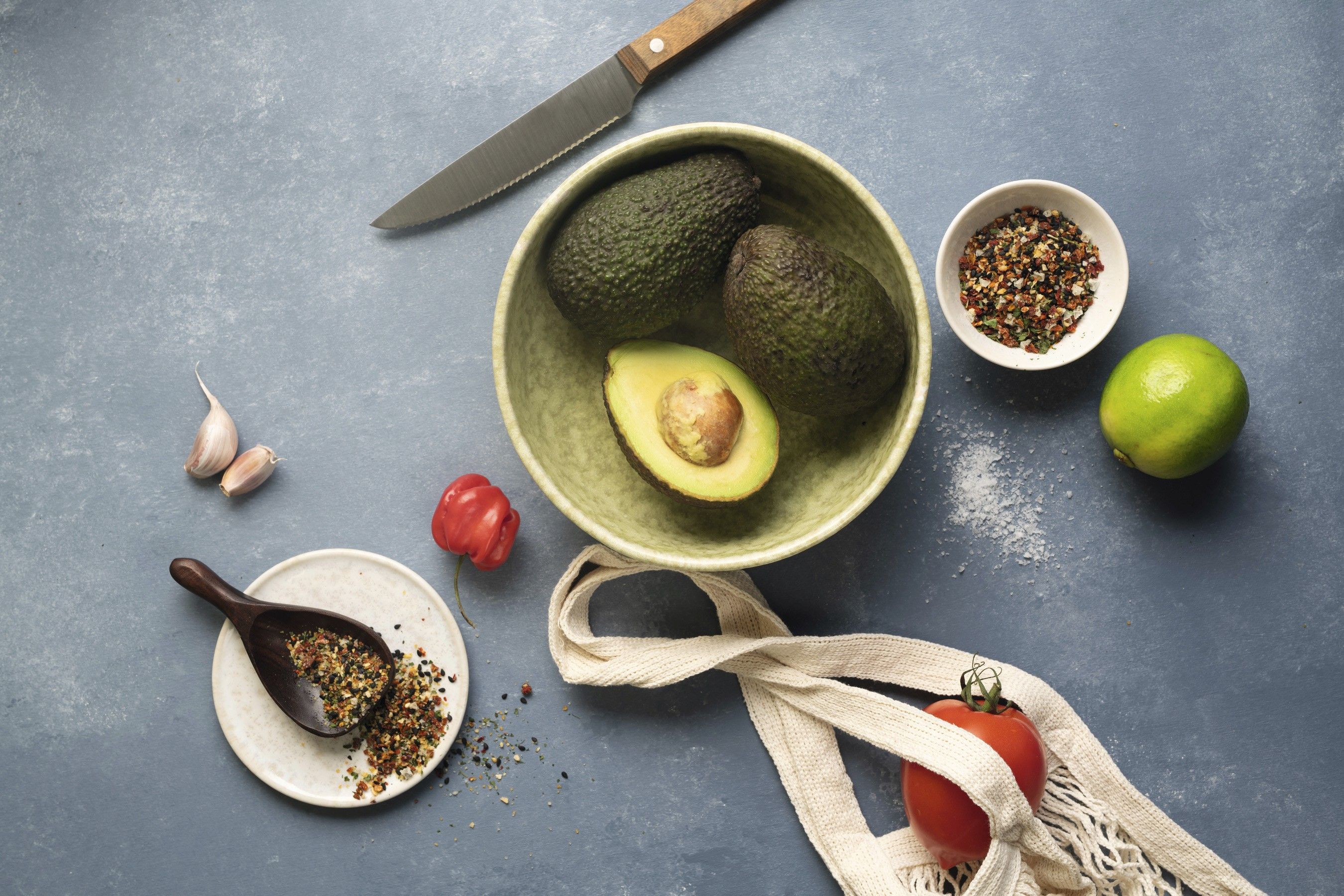  WIBERG Avocado & Bowl Würzmischung – farbenfrohe Gewürzmischung im Food Setting mit Avocado, Limette, Knoblauch und Tomate.