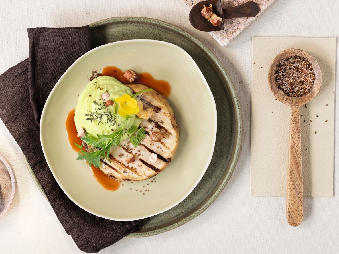 Gegrilltes Sellerie‑Steak mit Wiesenkräutern und karamellisierten Nüssen, verfeinert mit WIBERG Rauchsalz‑Mix – pflanzenbasiertes Profi‑Rezept mit aromatischer Grillnote.