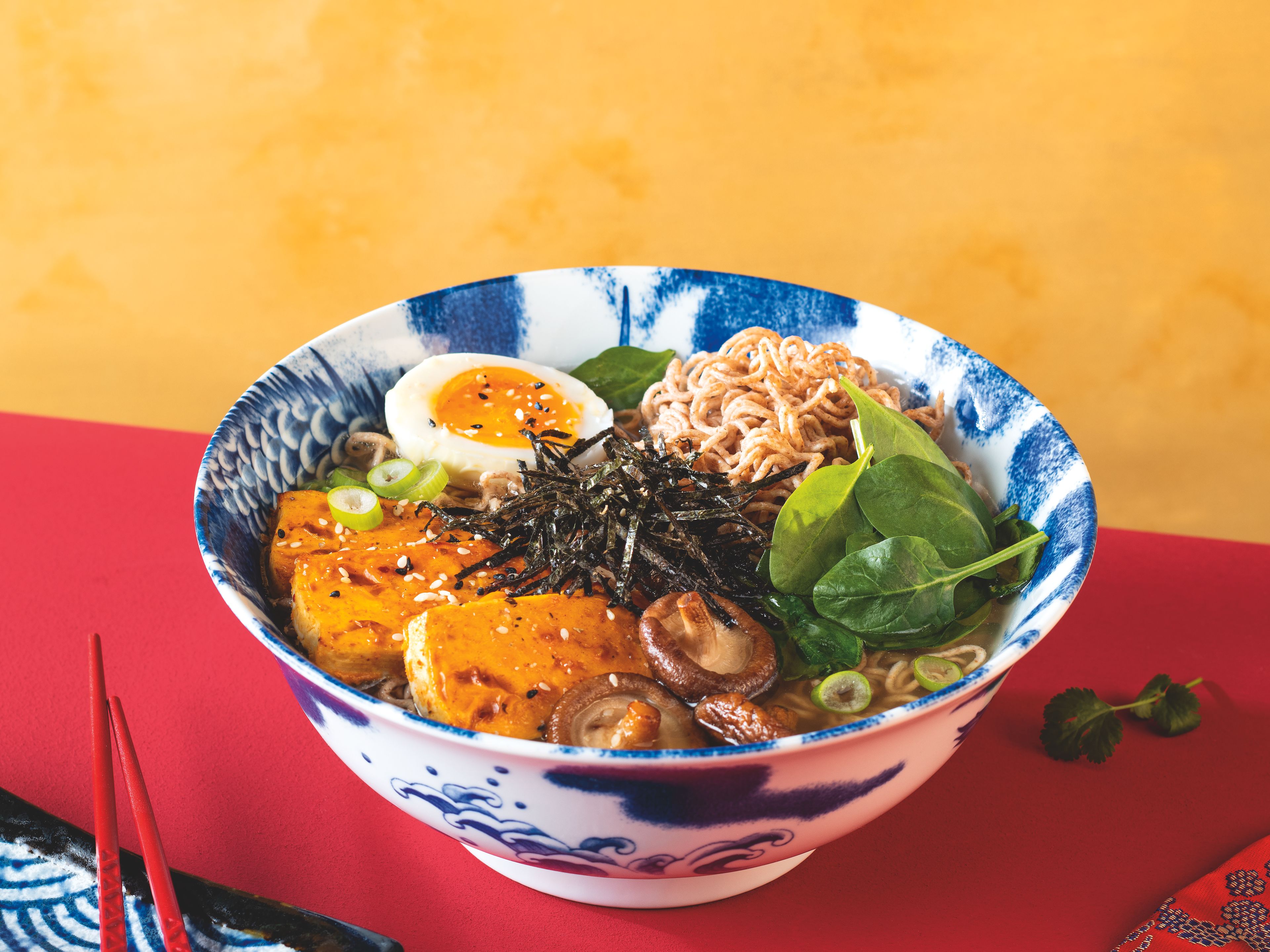 Asiatische Suppenschüssel mit Miso‑Ramen auf dezent asiatisch dekorierter Tafel – authentische Rezeptinspiration mit WIBERG Miso‑Suppe.