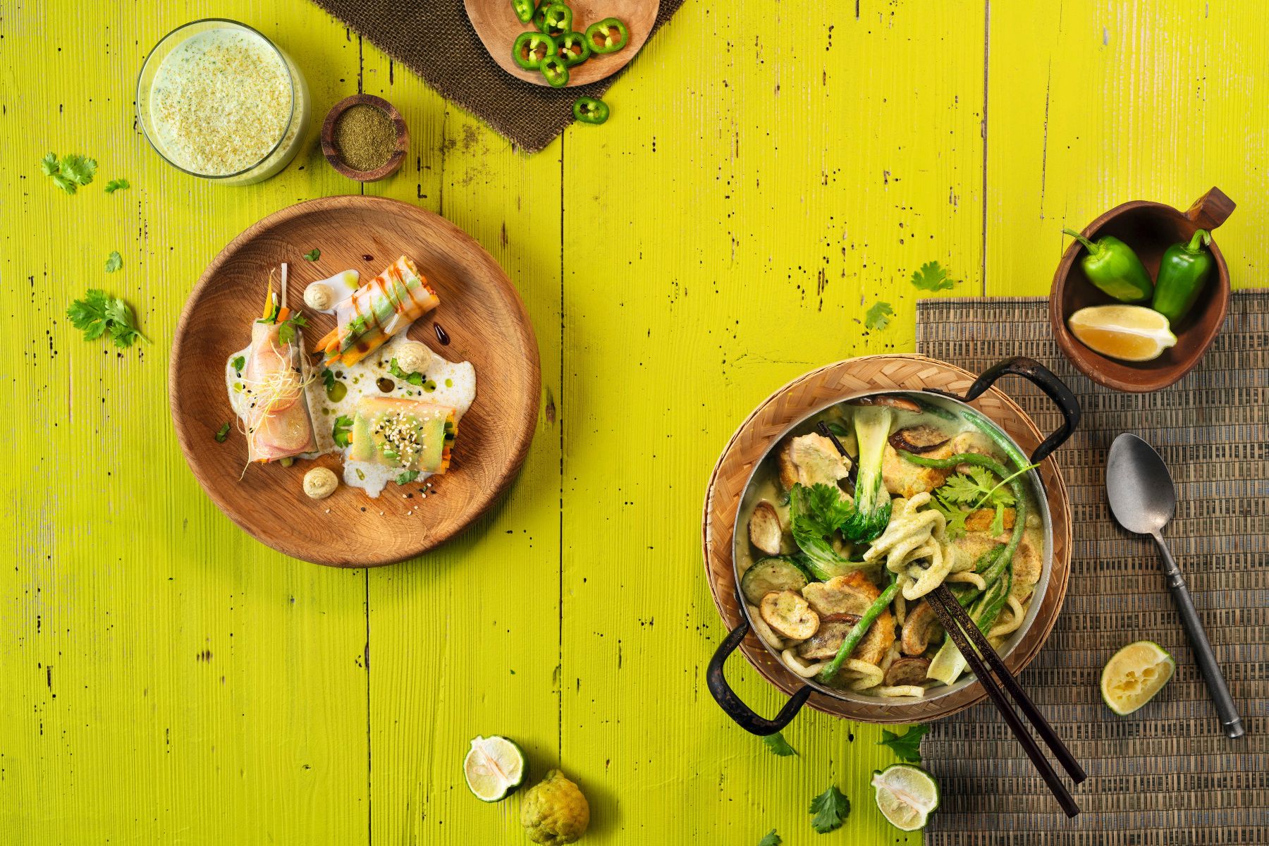 Drei WIBERG Rezeptideen mit Curry grün: Gurkenkaltschale mit Buttermilch, Summer Rolls mit Gemüse und Ayran sowie Green Curry mit Kokos und Udon‑Nudeln.