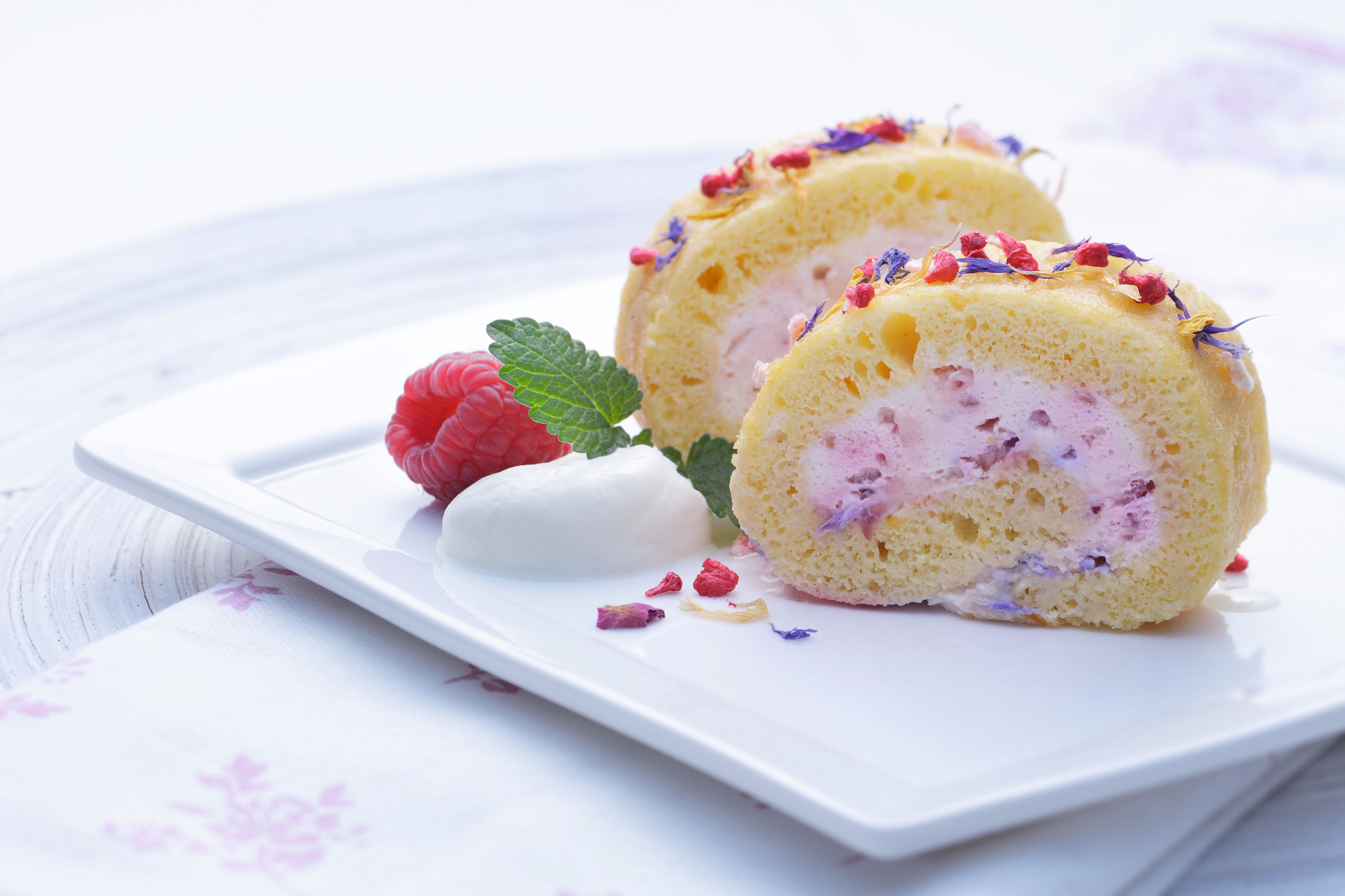 Fruchtige Biskuitroulade