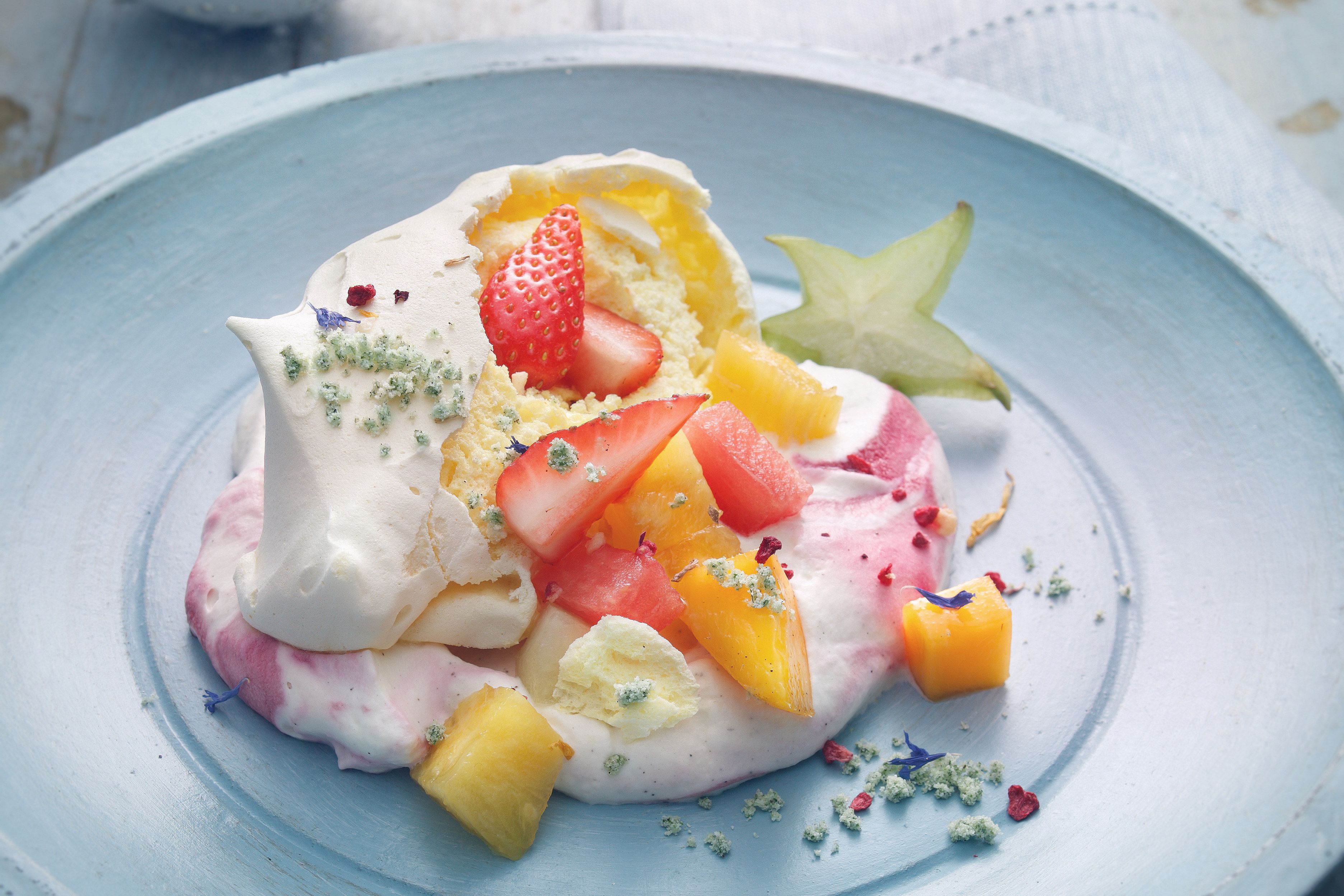 Zitronenbaiser mit marinierten Früchten