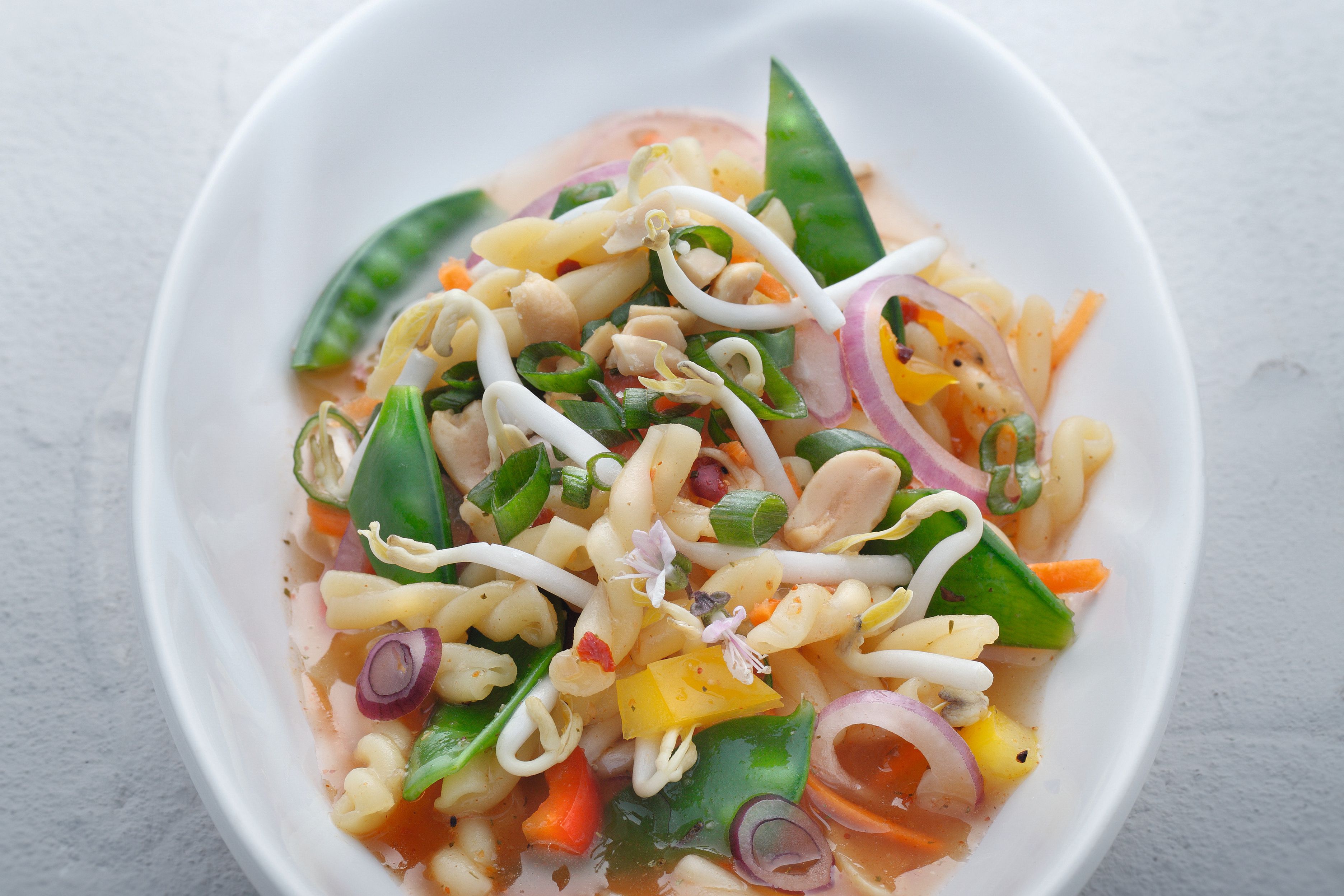 Süß-Saurer Nudel-Gemüse-Salat mit Erdnüssen und Sprossen