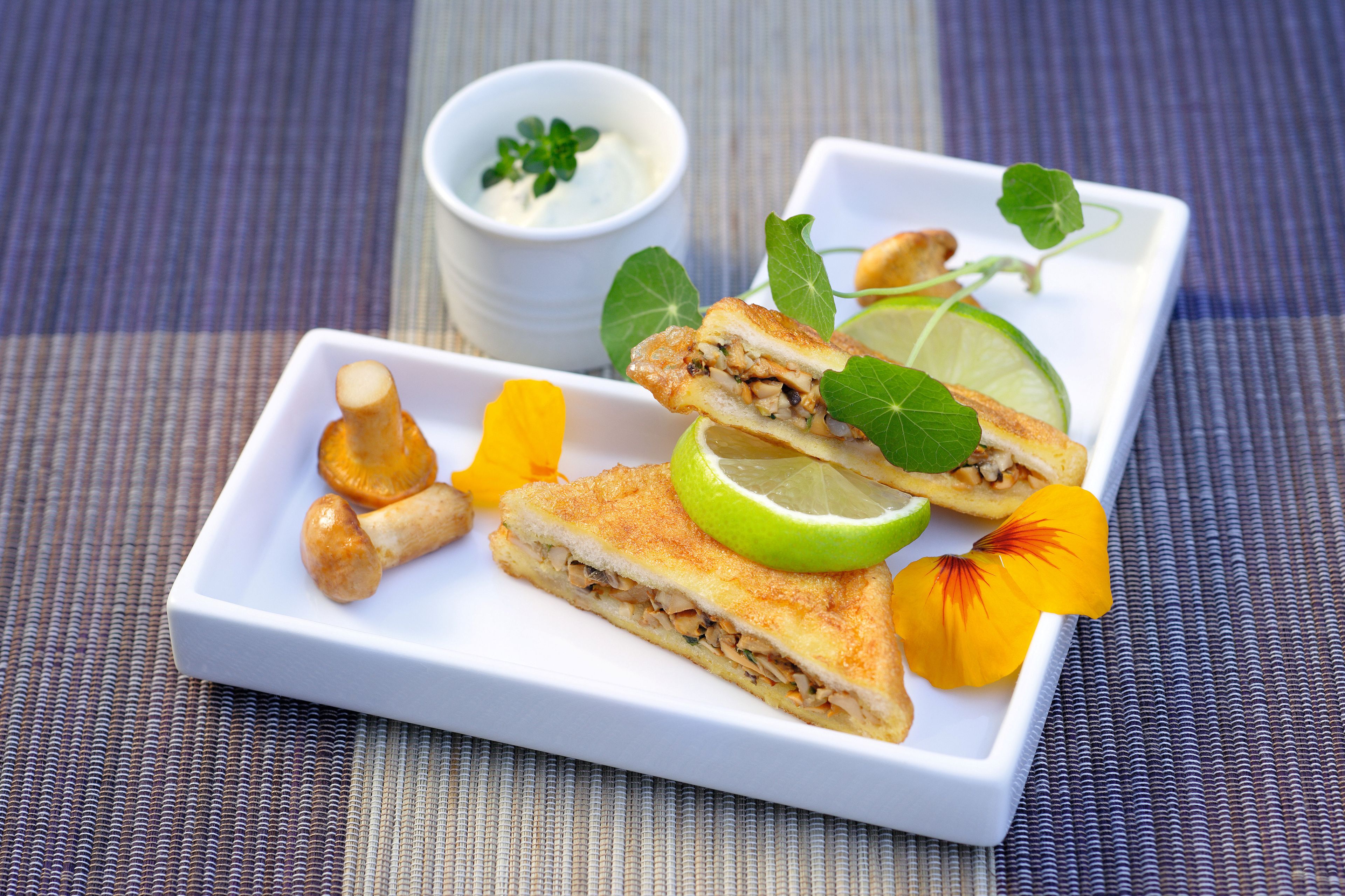 Pilztramezzini mit würzigem Dip