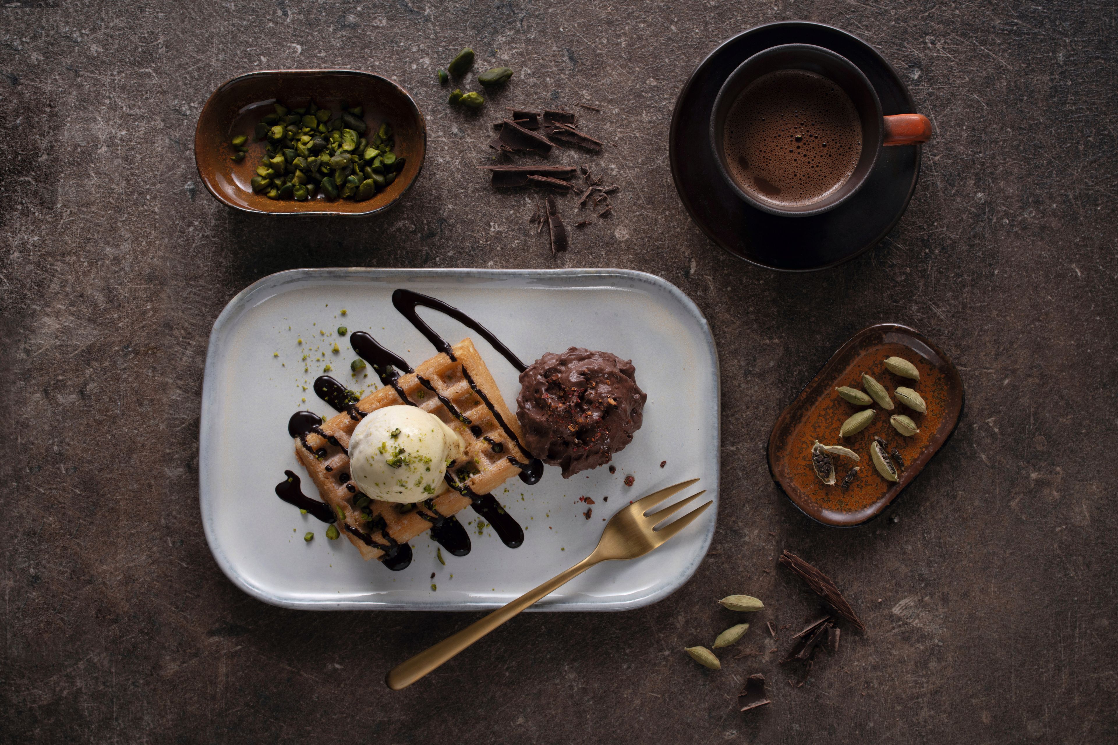 Knusperwaffel mit Vanilleeis, Schoko und Pistazien