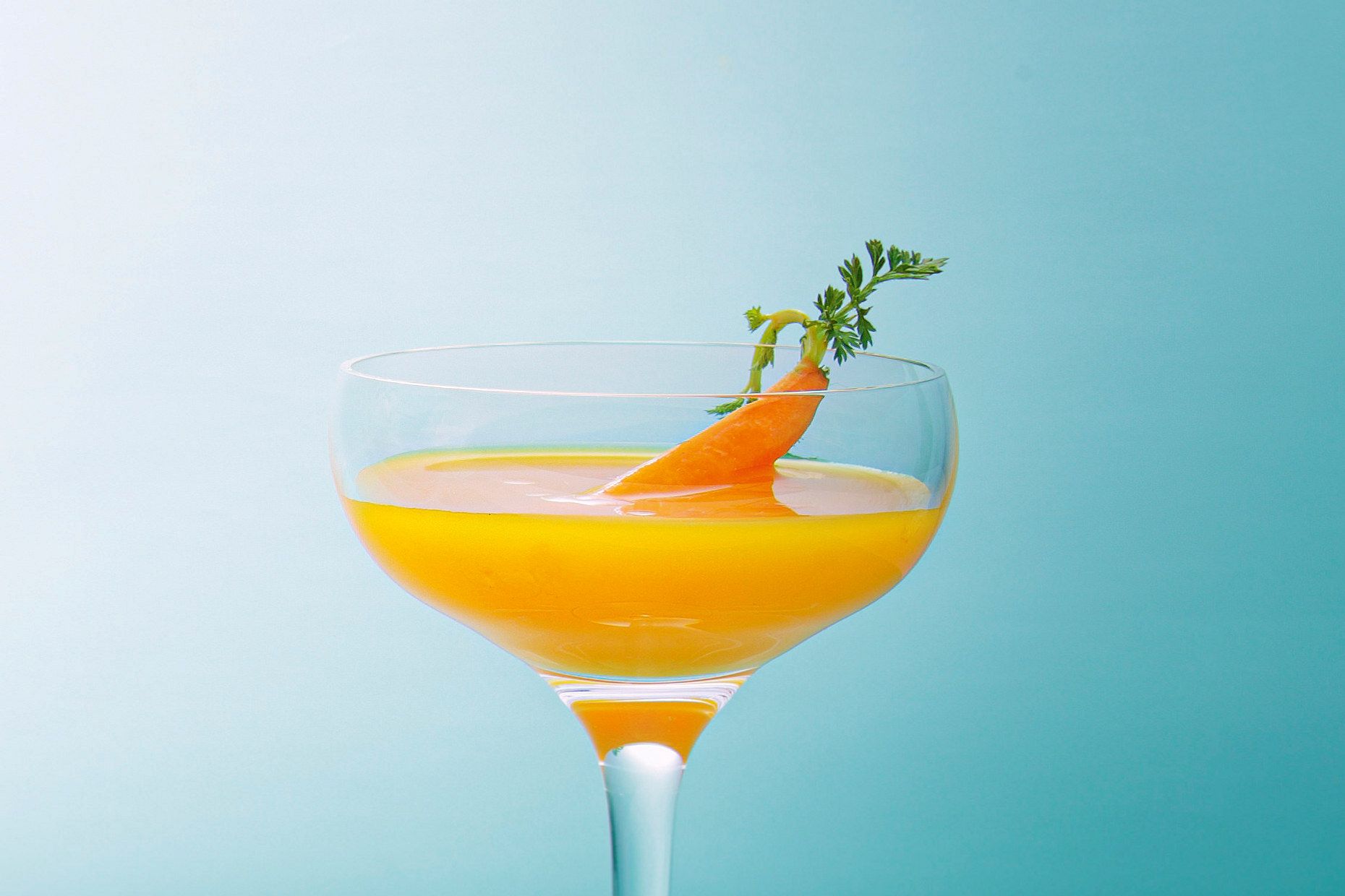 Mango-Karottenshot mit Hollunderblüten, Ingwer und Kurkuma
