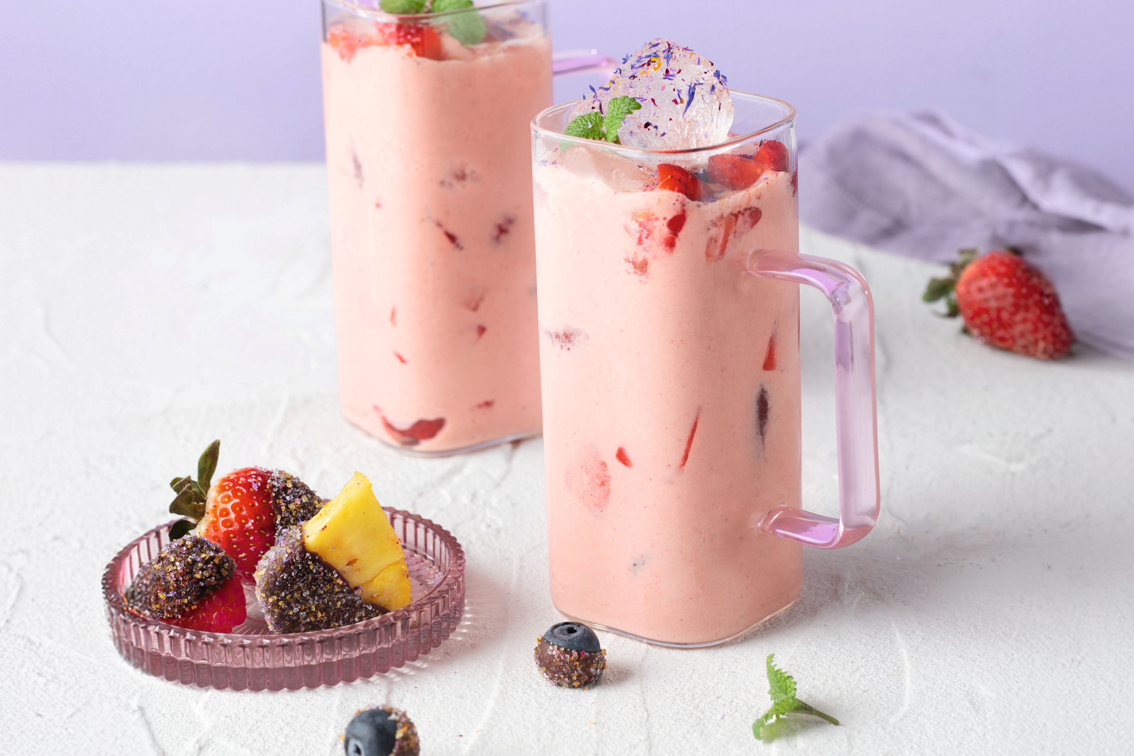 Erdbeerfrappé mit Blütenzucker