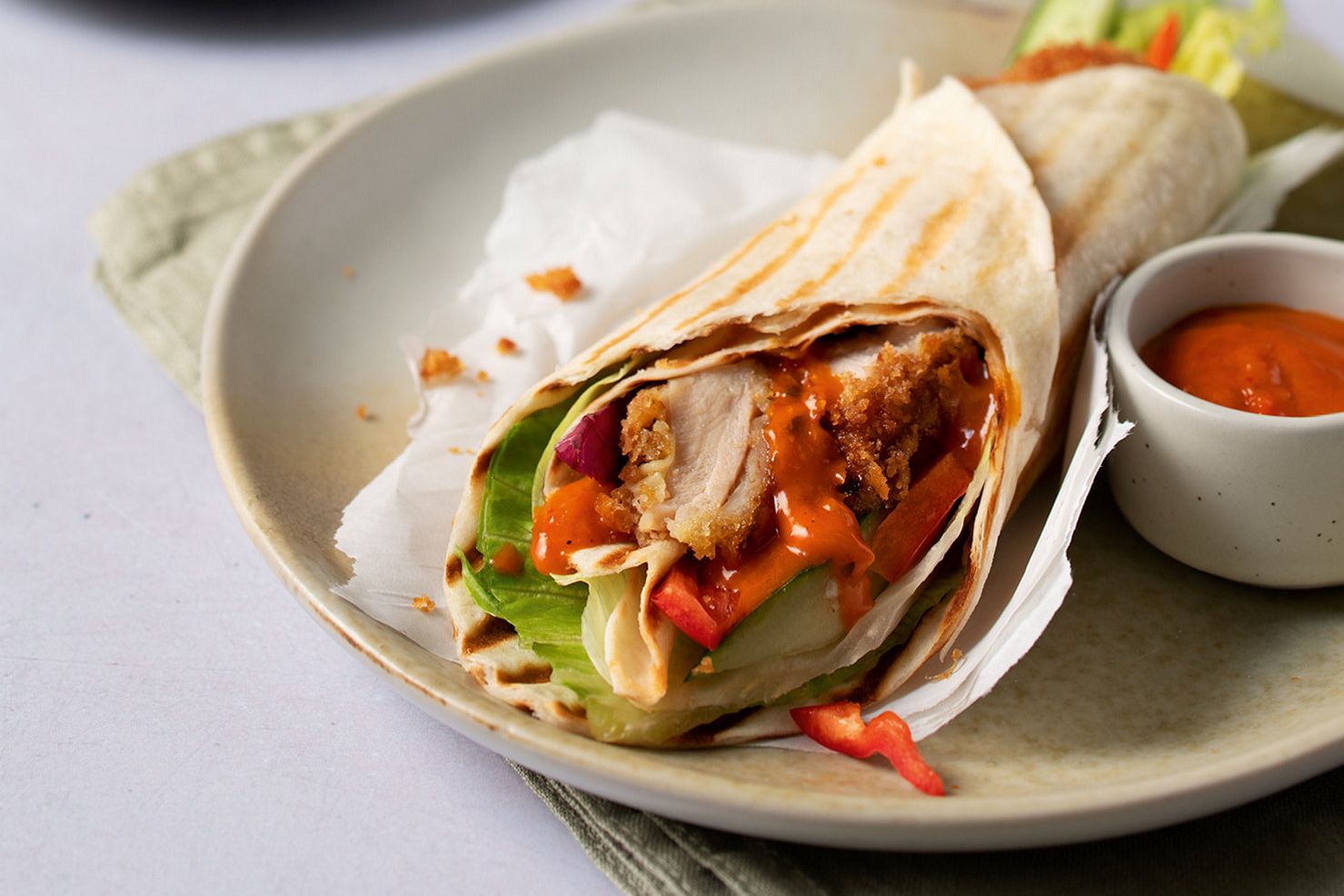 Chicken-Wrap mit Burger & Sandwich Sauce