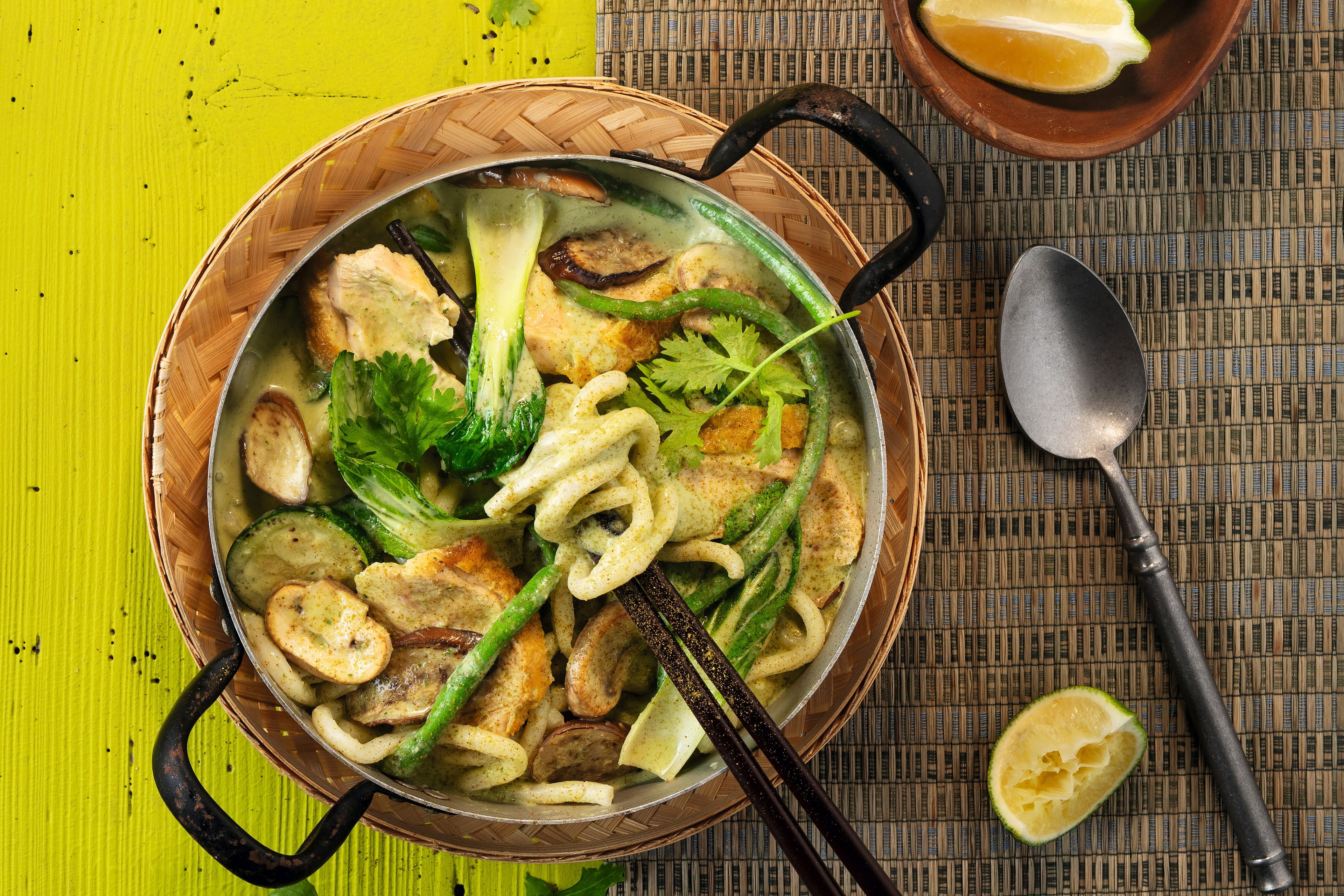 Green Chicken-Curry mit Kokos und Udon-Nudeln