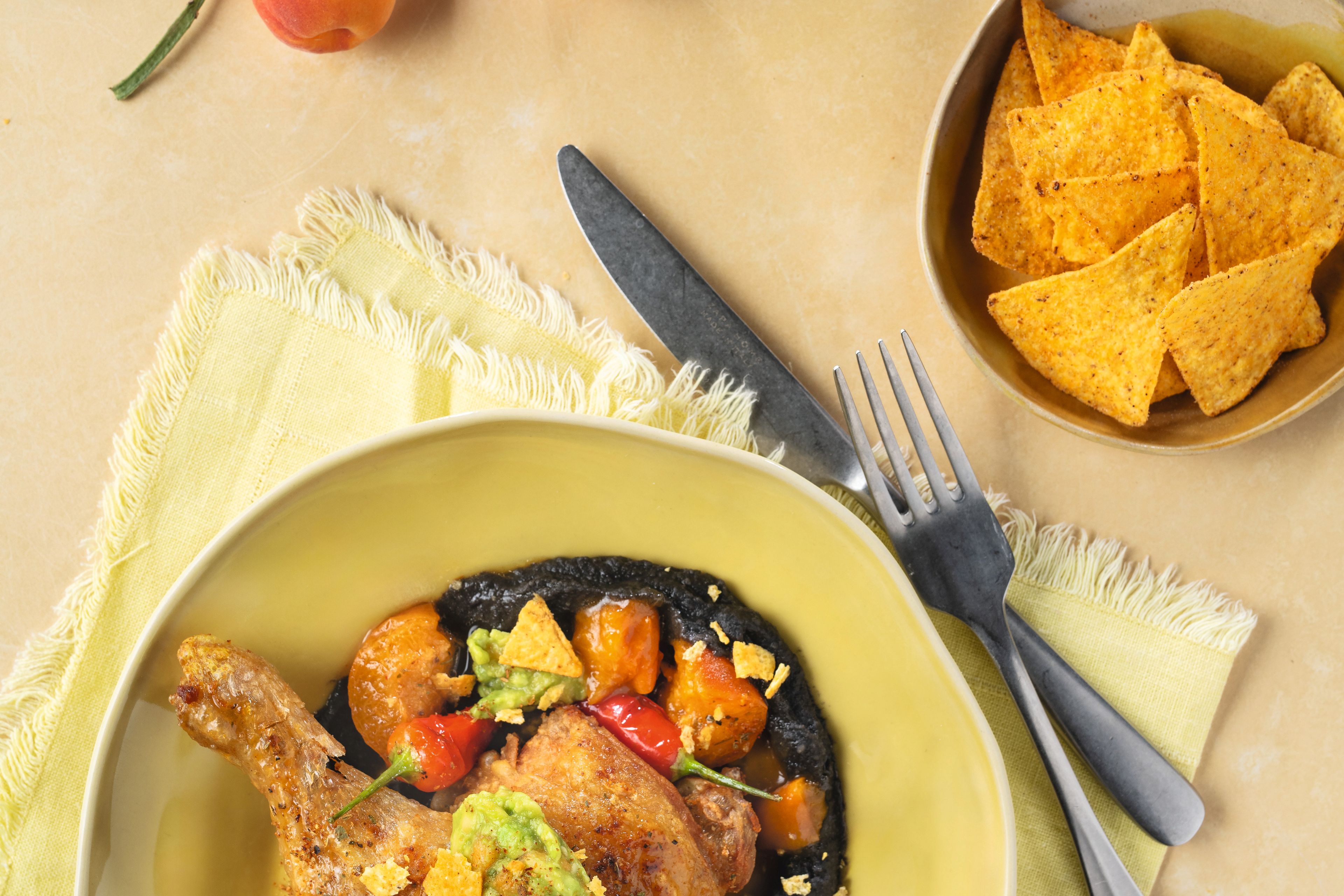 Glasierte Hühnerkeule mit Marillen-Guacamole