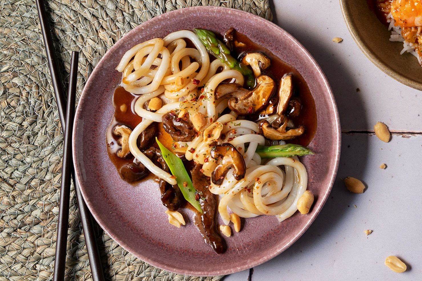 Rindfleisch-Wok mit Nudeln und Erdnüsse