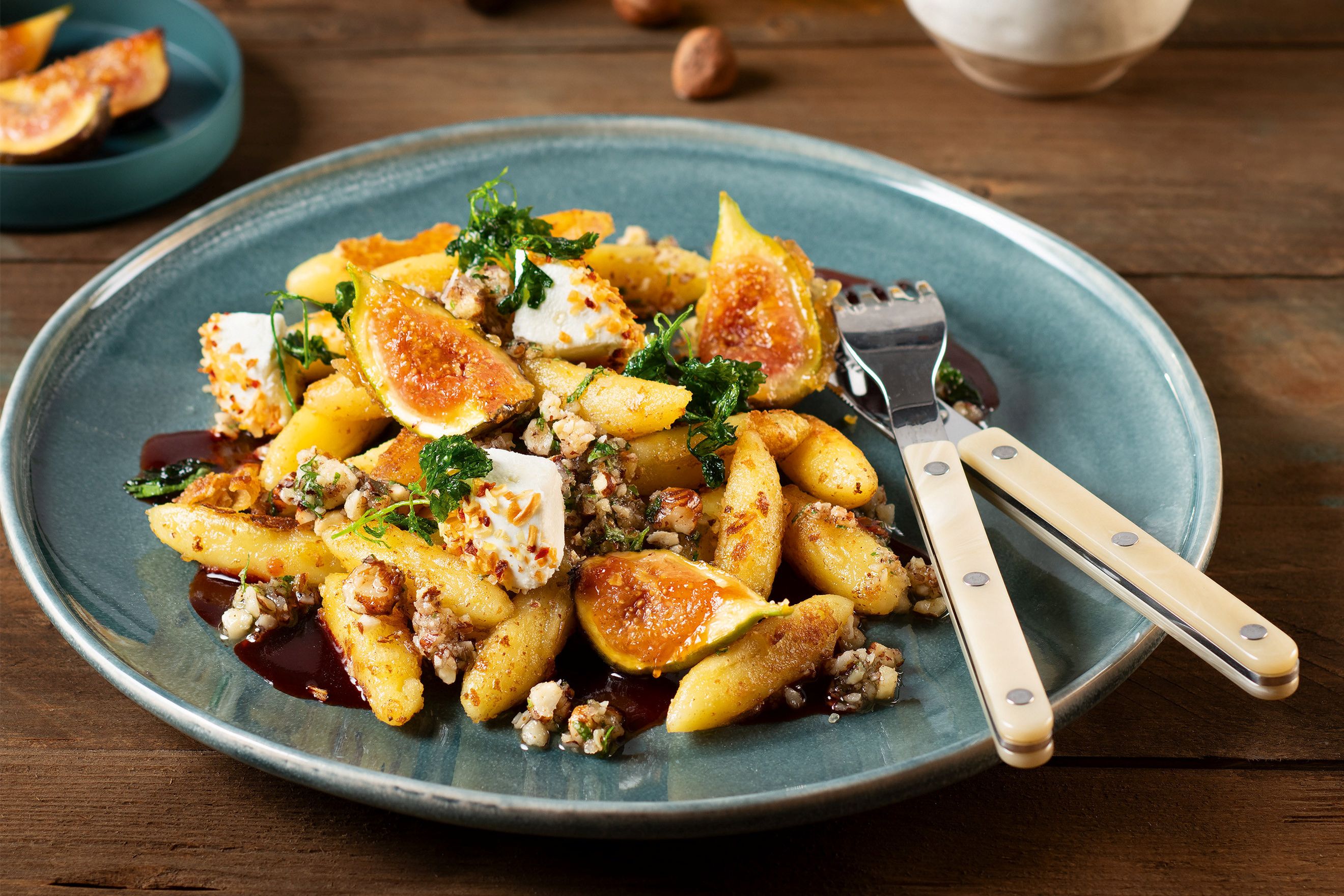 Schupfnudeln mit Haselnuss-Pesto, Ziegenkäse und Feigen