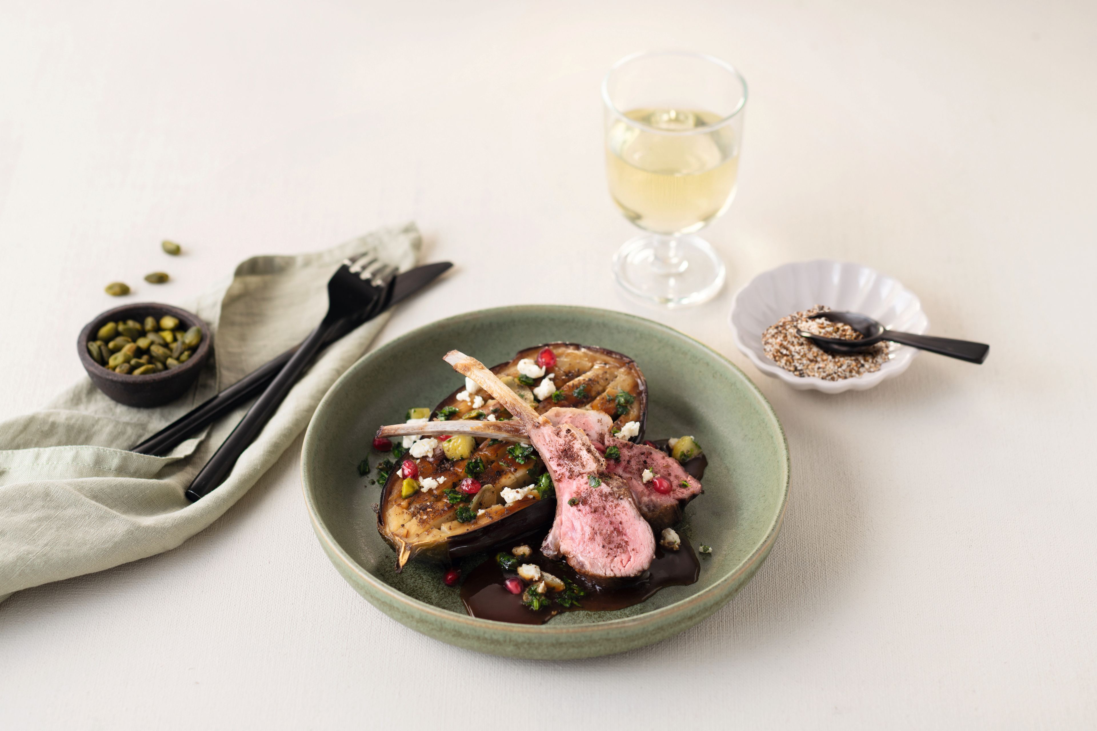 Lammkoteletts mit rauchiger Aubergine, Granatäpfel und Pistazien