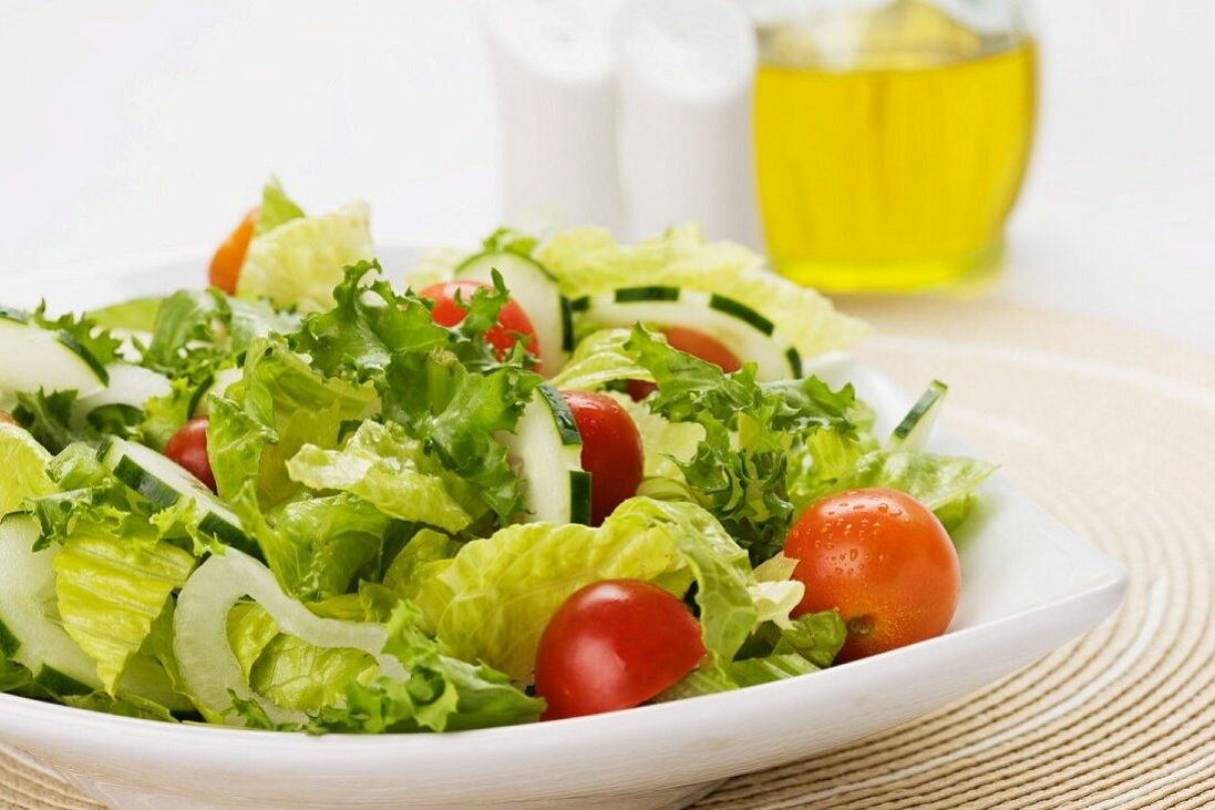 Bunter Salat mit erfrischendem Dressing