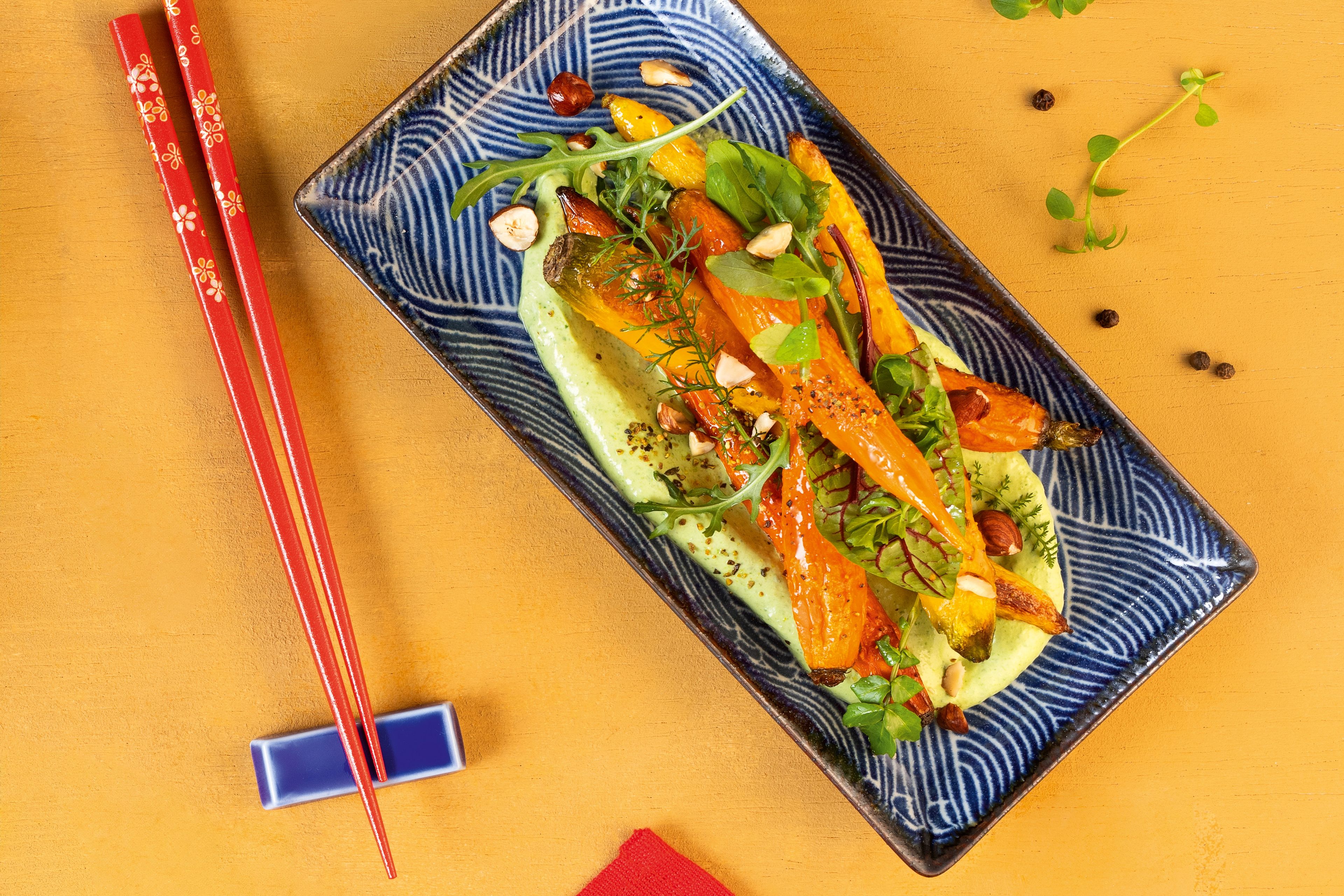 Miso-Karotten mit Frühlingskräutern und Haselnusscreme